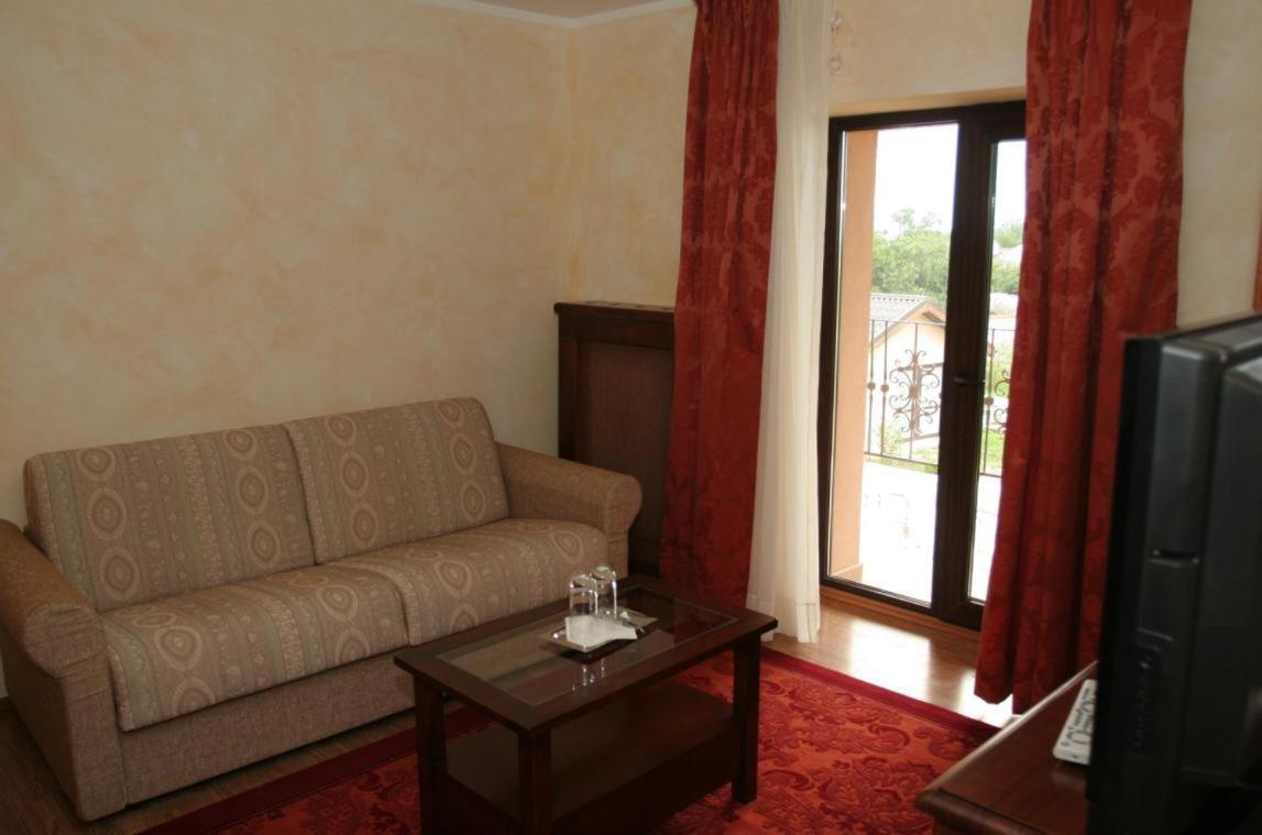 Club Insieme Grand Resort Potlogi Zimmer foto